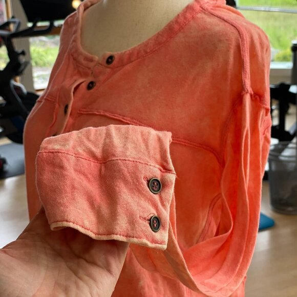 WE The Free Salmon Casual Top ~ Runs Like A Medium - Picture 5 of 8